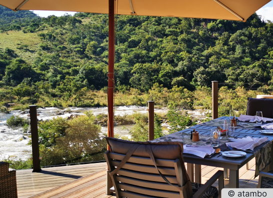 Dinner am Fluss in Afrika ermöglicht dir atambo